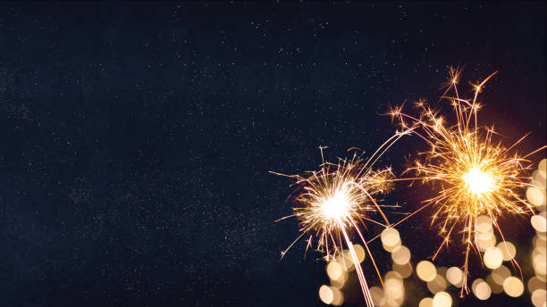 silvester, capodanno 2023 festa, capodanno, fuochi d'artificio, fuochi d'artificio sfondo banner panorama lungo- scintille e luci bokeh sul cielo notturno blu scuro - new year eve foto e immagini stock