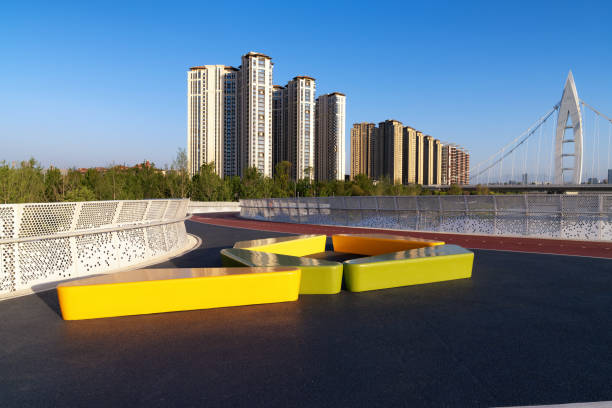 paesaggio del parco comunitario nella moderna città di xi'an, in cina - china xian contemporary built structure foto e immagini stock