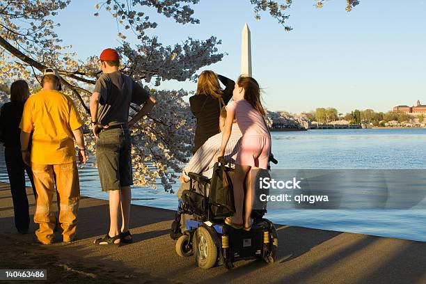 Uomo In Sedia A Rotelle Elettrica Con Nipote Cavalcare Lungo Di Washington Dc - Fotografie stock e altre immagini di Washington DC