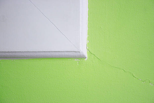 istock Painting Crack in the green wall 140463515