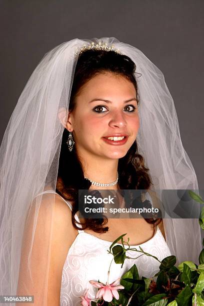 Novia Vestido De Novia Y Foto de stock y más banco de imágenes de Adulto - Adulto, Adulto joven, Belleza