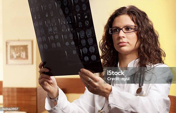 Hospital Foto de stock y más banco de imágenes de Adulto - Adulto, Asistencia sanitaria y medicina, Ayuda