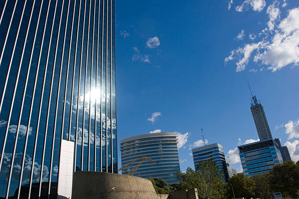 Empresarial moderno de edifícios com um Céu claro - fotografia de stock