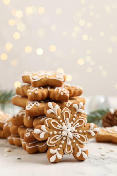 leckere weihnachtsplätzchen auf weißem marmortisch gegen verschwommene festliche lichter - bakery food defocused table stock-fotos und bilder