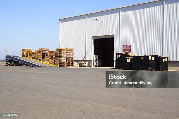 Baía De Carregamento - Fotografias de stock e mais imagens de Armazém - Armazém, Armazém de Distribuição, Baía