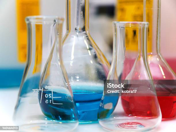 Análisis De Laboratorio Foto de stock y más banco de imágenes de Alquimia - Alquimia, Asistencia sanitaria y medicina, Azul