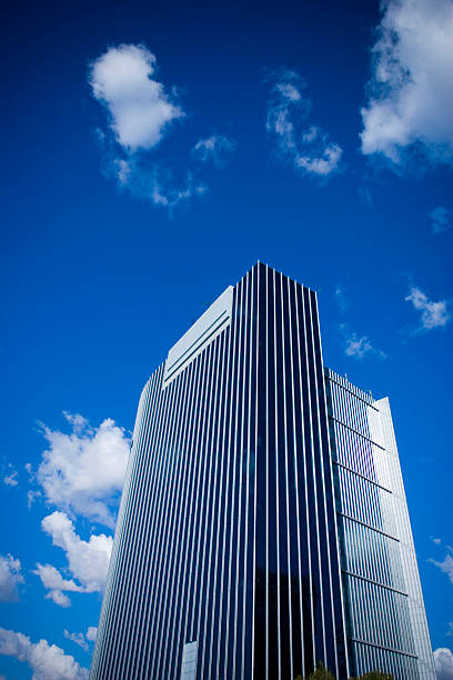 Moderno Edifício empresarial com um céu como fundo - fotografia de stock