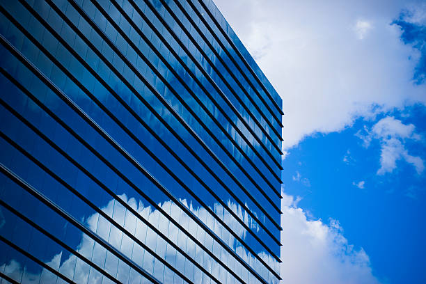 Moderno Edifício empresarial com um céu como fundo - fotografia de stock