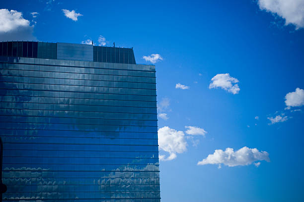 Moderno Edifício empresarial com um céu como fundo - fotografia de stock