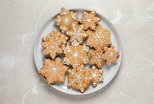 вкусное рождественское печенье на светло-сером столе, вид сверху - holiday cookies стоковые фото и изображения