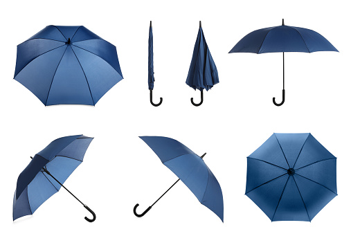 Conjunto con elegantes paraguas azules sobre fondo blanco photo
