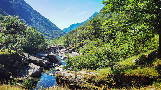 Hermoso río Verzasca en Lavertezzo en el valle de Verzasca, Ticino Tessin en Suiza - Fondo de paisaje natural photo