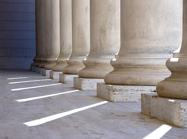 ионические колонны - corinthian courthouse column legal system стоковые фото и изображения