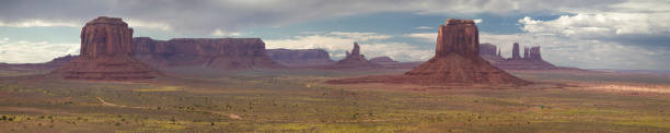 monument valley panorama from artist point - monument valley usa panoramic imagens e fotografias de stock