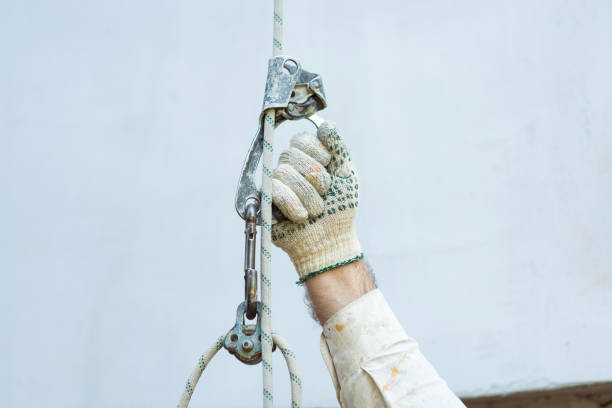 istock Builder-alpinist adjusts the descent trigger carabiner 1404645629