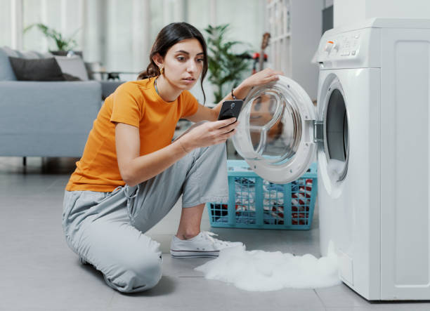 broken washing machine at home - faulty imagens e fotografias de stock