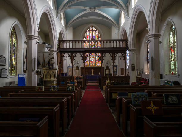 appledore, devon, inglaterra - 2 de abril de 2022: vista dentro da igreja paroquial de st. marys. - anglican - fotografias e filmes do acervo