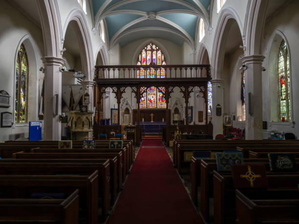 эпплдор, девон, англия - 2 апреля 2022 года: вид внутри приходской церкви святой �марии. - anglican стоковые фото и изображения