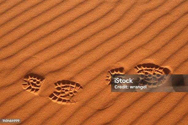 Pasos En El Desierto Del Sáhara Foto de stock y más banco de imágenes de Agotamiento - Agotamiento, Aire libre, Aislado
