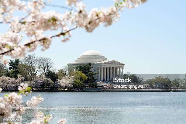 Jefferson Memorial Circondato Da Primavera Fiori Di Ciliegio Washington Dc - Fotografie stock e altre immagini di Acqua