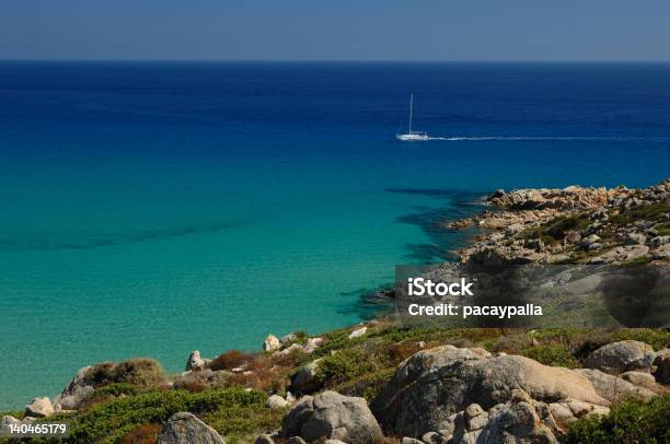 Navegación En Yate En El Sur De Cerdeña Foto de stock y más banco de imágenes de Agua - Agua, Aire libre, Aislado