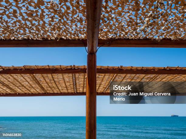 Pérgola De Madera Frente Al Mar Stock Photo - Download Image Now - Architecture, Beach, Coastline