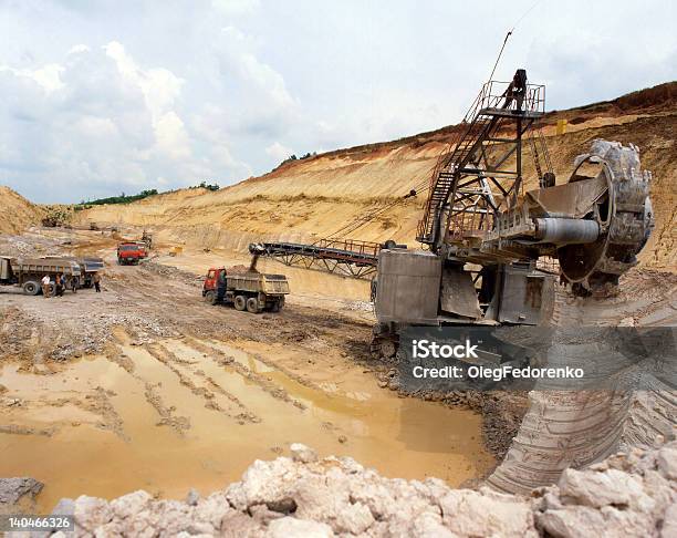 Industrial Cave - Fotografie stock e altre immagini di Attrezzatura - Attrezzatura, Benna, Bulldozer