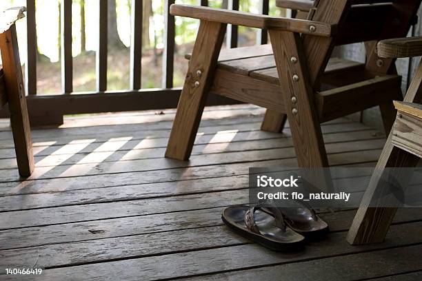 Sandálias Na Varanda - Fotografias de stock e mais imagens de Ao Ar Livre - Ao Ar Livre, Cadeira, Chinelo de Dedo