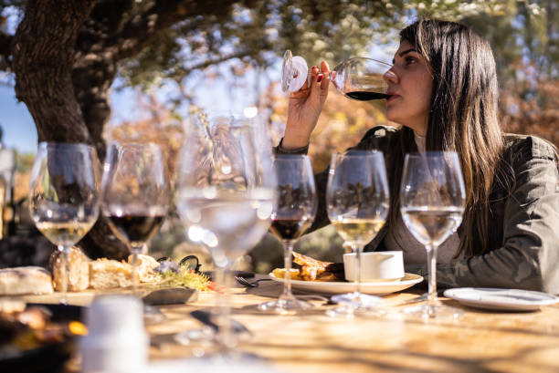 donne adulte intermedie su un evento di degustazione di vini - argentinian culture foto e immagini stock