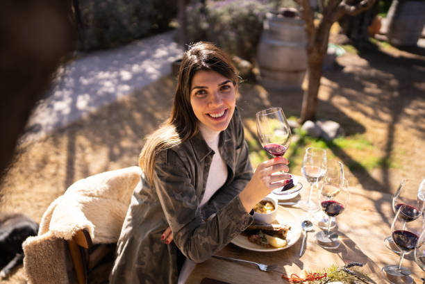 retrato de mulher adulta média em um evento de winetasting - satisfaction clothing argentina smiling - fotografias e filmes do acervo