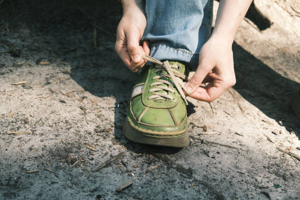 istock Female backpacker is tying the shoelace 1404667025