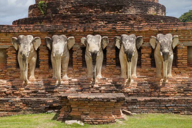 elephant sculptures at wat sorasak - sukhothai stok fotoğraflar ve resimler