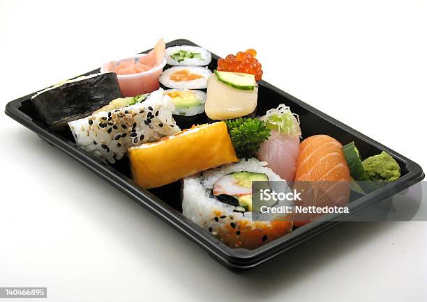 Una Variedad De Sushi Almuerzo Foto de stock y más banco de imágenes de Sushi - Sushi, Comida para llevar, Caja