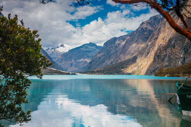 lago turchese chinancocha nelle ande perù, sud america - huaraz foto e immagini stock