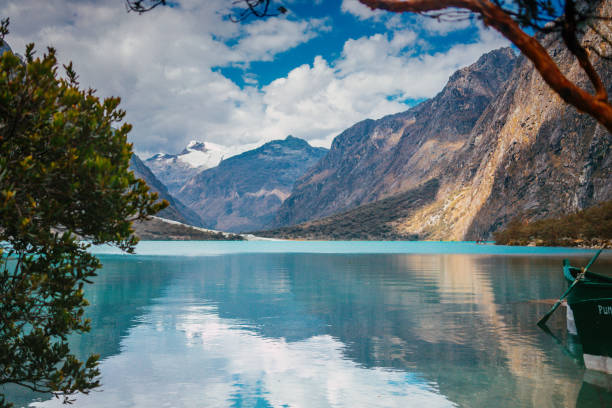 アンデス山脈のターコイズブルーのチナンコチャ湖ペルー、南米 - huaraz ストックフォトと画像