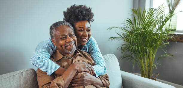 erwachsene tochter besucht älteren vater in betreutem wohnheim. - living room people joy happiness stock-fotos und bilder