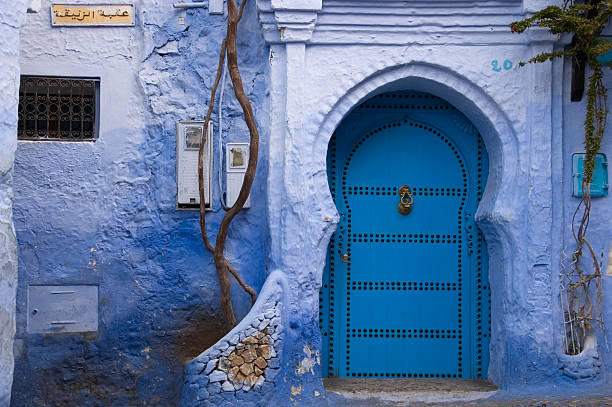 Blue door e parede em Chefchaoun, Marrocos. - foto de acervo
