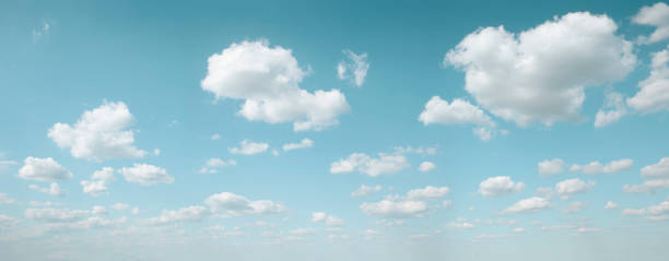 blue sky with white fluffy cumulus clouds - cloud cloudscape cumulus cloud sky imagens e fotografias de stock