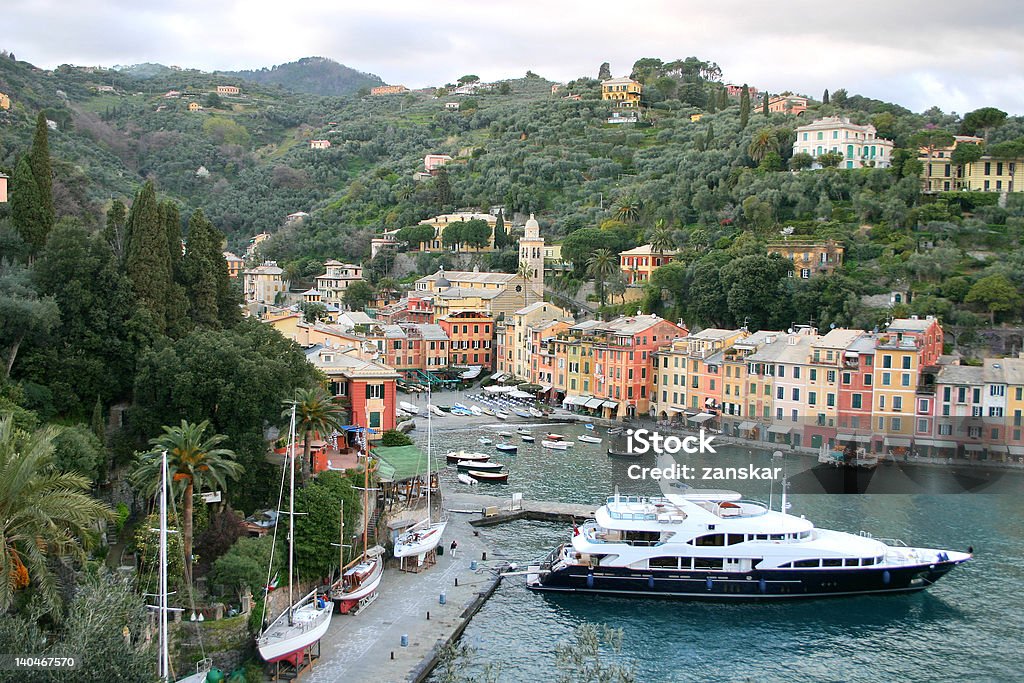 Doca-mar na bela cidade italiana Portofino - Foto de stock de Apartamento royalty-free