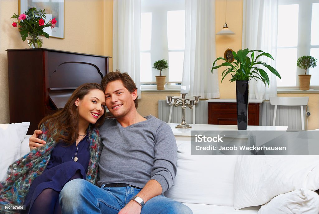 Couple dans leur maison à la mode - Photo de 20-24 ans libre de droits