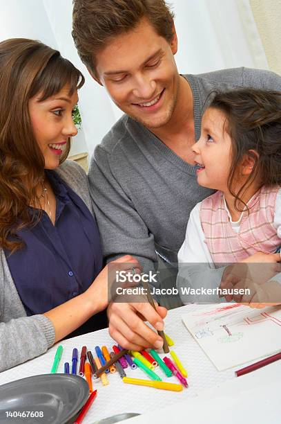 Niña Jugando Con Sus Padres Foto de stock y más banco de imágenes de 20-24 años - 20-24 años, 4-5 años, Adulto