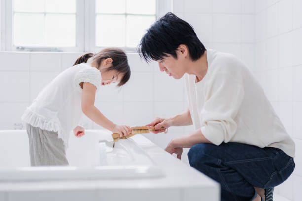 Little girl cleaning the bath with daddy Little girl cleaning the bath with daddy father housework stock pictures, royalty-free photos & images