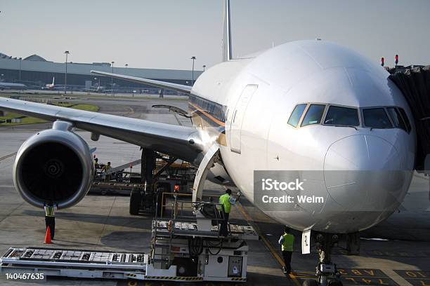 Photo libre de droit de Avion En Transit banque d'images et plus d'images libres de droit de Danger - Danger, Technicien de maintenance aérienne au sol, Avion