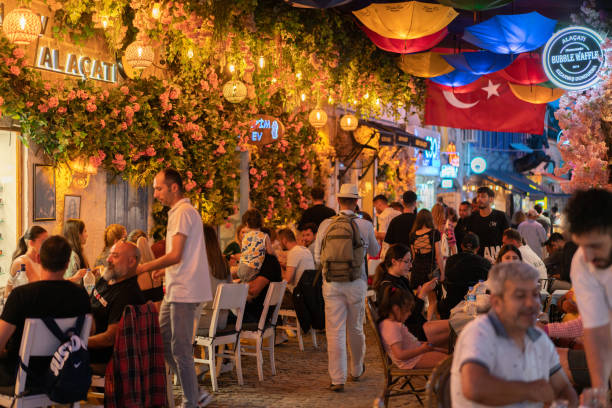 calles de cesme alacati izmir turquía - cesme fotografías e imágenes de stock