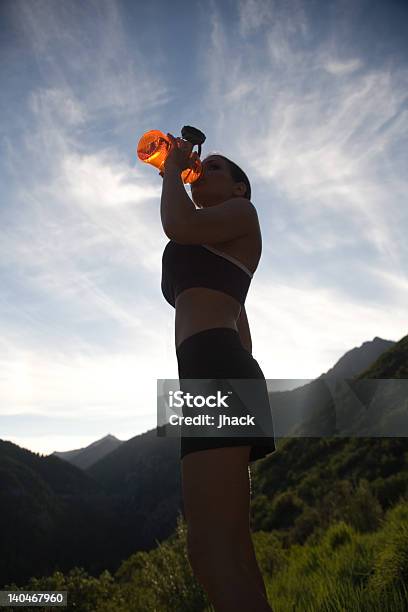 Runner Bevendo Acqua - Fotografie stock e altre immagini di Acqua - Acqua, Acqua potabile, Adulto