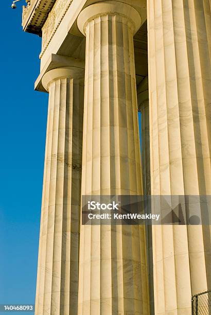 Schöne Sonne Beleuchtete Gebäude Säulen Hintergrund Textur Stockfoto und mehr Bilder von Architektonische Säule