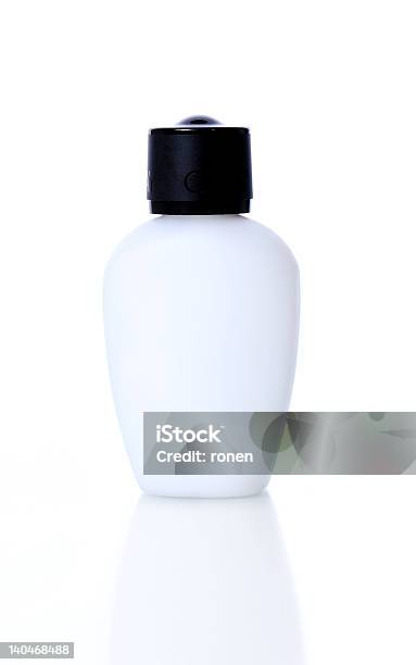 Producto Blanco Foto de stock y más banco de imágenes de Botella - Botella, Fondo blanco, Foto de estudio