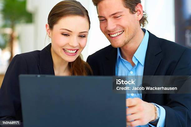 Geschäftsleute Arbeiten Auf Laptop Stockfoto und mehr Bilder von Arbeiten - Arbeiten, Arbeitsstätten, Berufliche Beschäftigung