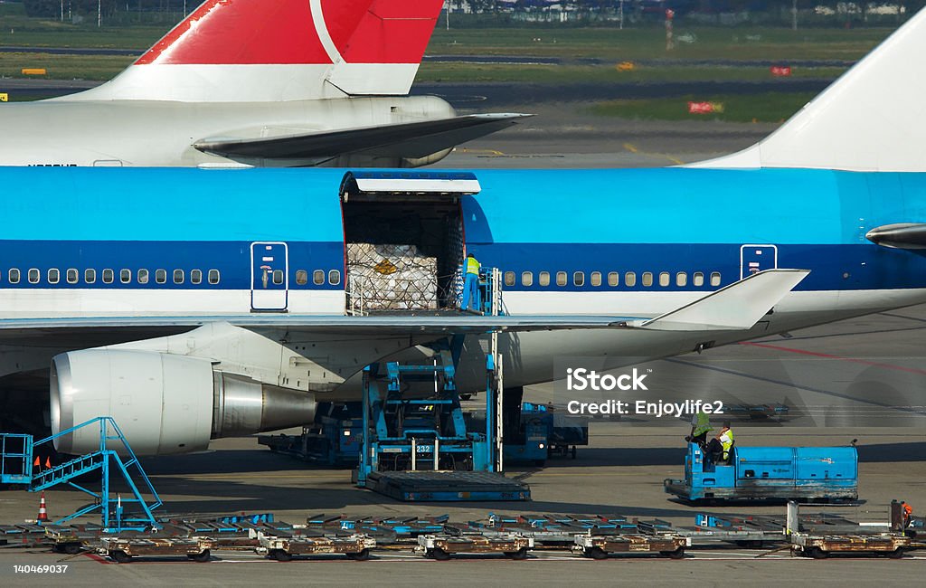 Avions déchargement cargo - Photo de Aile d'avion libre de droits