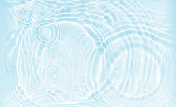 concepto abstracto de fondo de agua, hermosa ola de agua y círculos con reflejos del sol desde arriba en blanco y azul claro, textura de agua limpia para cosméticos, vacaciones en la playa, farmacia o recurso hídrico - superficie del agua fotografías e imágenes de stock